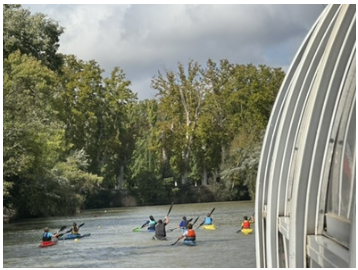 Estudiantes practicando kayak en el río durante excursiones escolares en Madrid