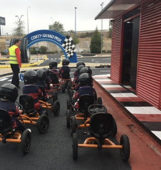 Niños en karts preparados para una actividad educativa durante excursiones escolares en Madrid
